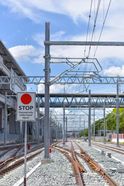 Foto segno stradale dai binari della ferrovia contro il cielo