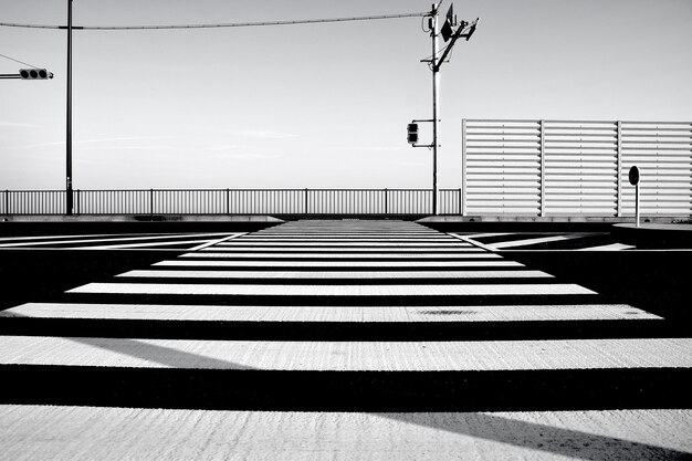 Photo road sign by street against sky