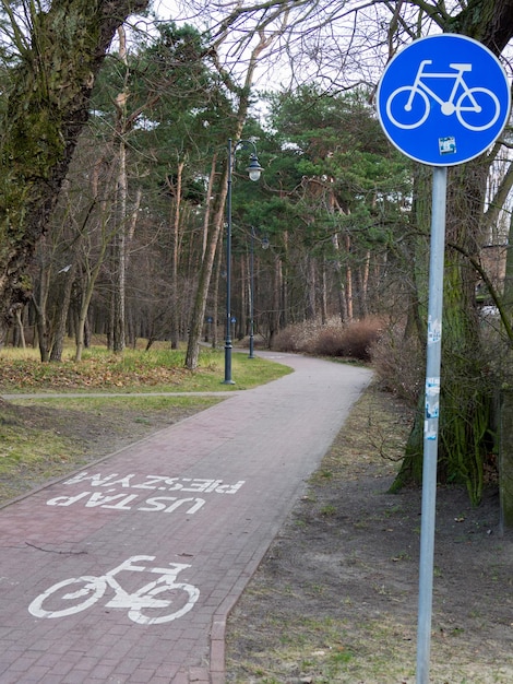 Photo road sign by trees