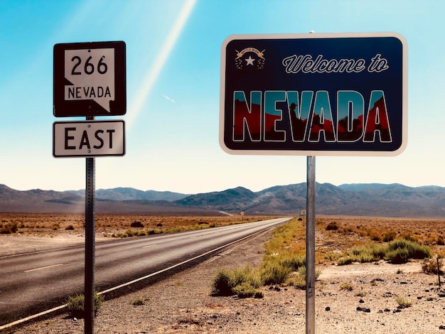 Photo road sign in desert