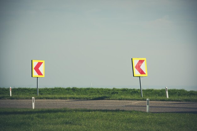 空の向こうのフィールドの道路標識