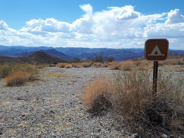 空の向こうのフィールドの道路標識