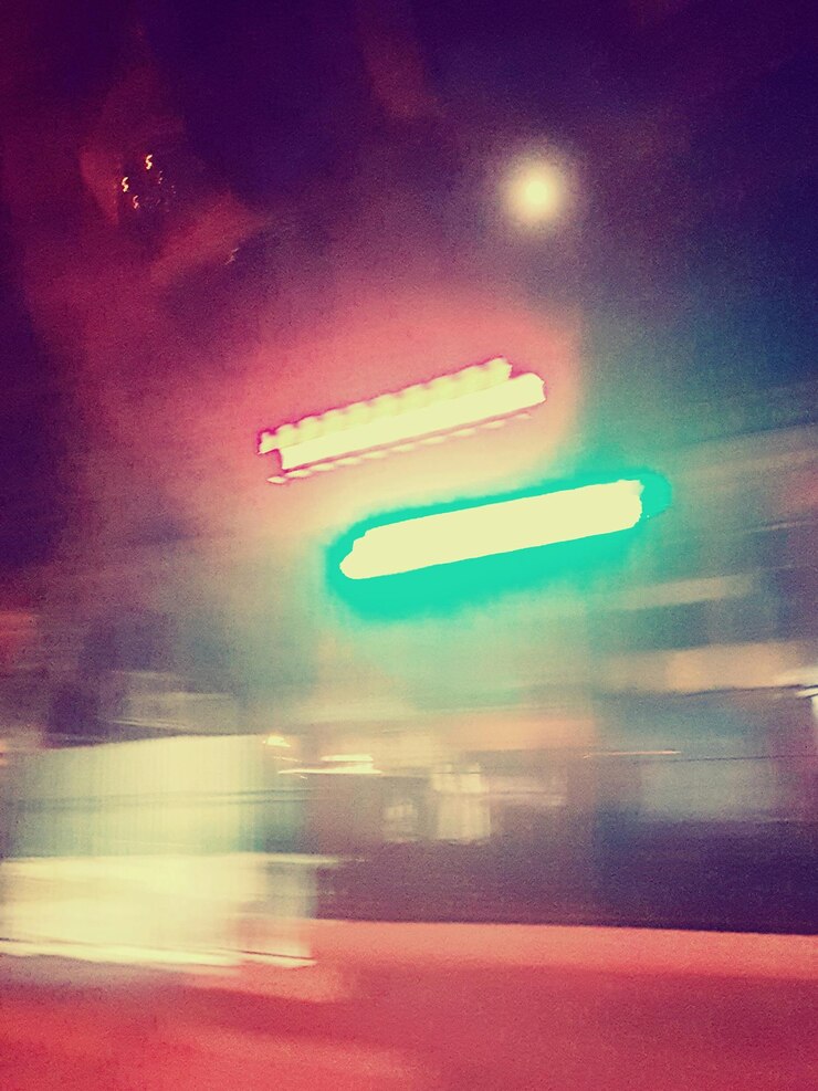 Photo 밤 에 있는 도로 표지판