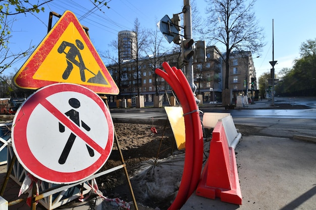È vietato il passaggio del cartello stradale riparazione dei marciapiedi