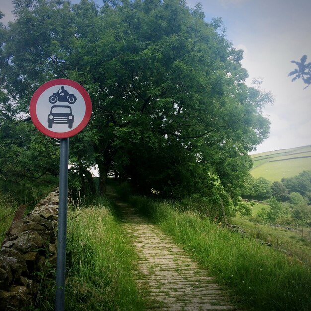 Foto segnale stradale sulla strada