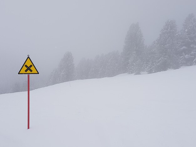 Foto segnale stradale su un terreno coperto di neve