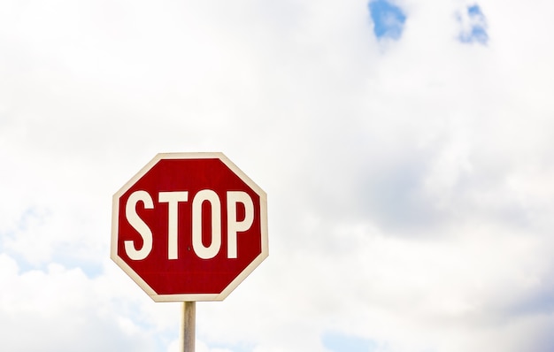 Photo road sign stop on a cloudy sky