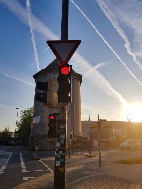 Photo road sign on street against sky in city