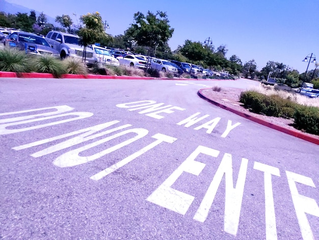 Foto segno stradale su una strada in città