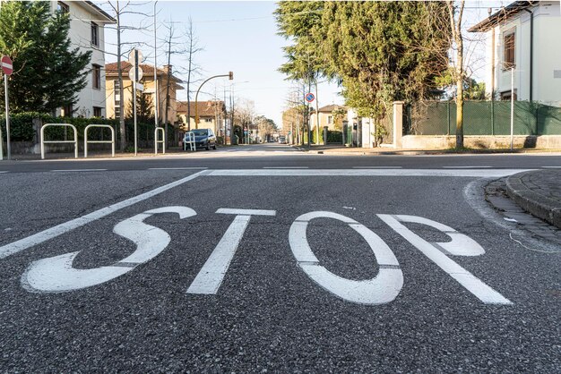 Foto segno stradale in una strada in città