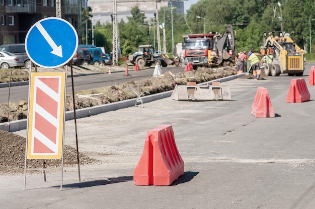 Дорожный знак на улице в городе