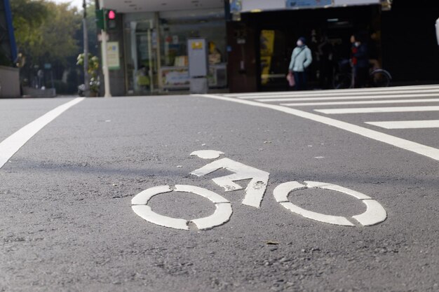 Foto segno stradale in una strada in città