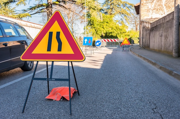 通りの道路標識