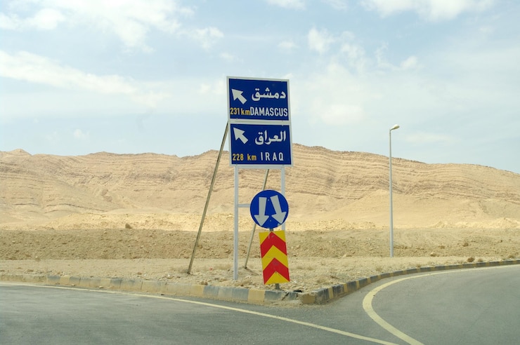 Фотография дорожный знак в сирийской пустыне в ирак