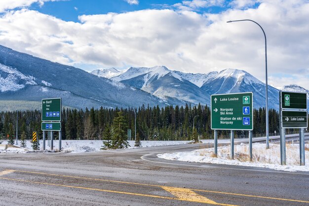 Cartello stradale dell'autostrada transcanada città di banff uscita parco nazionale di banff ab canada
