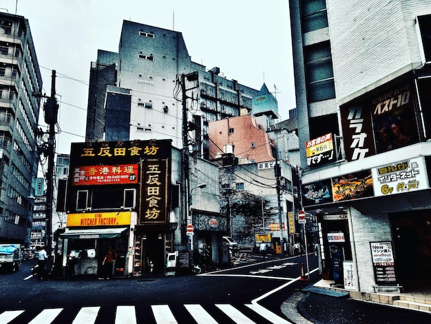 写真 空に照らされた街の道路標識