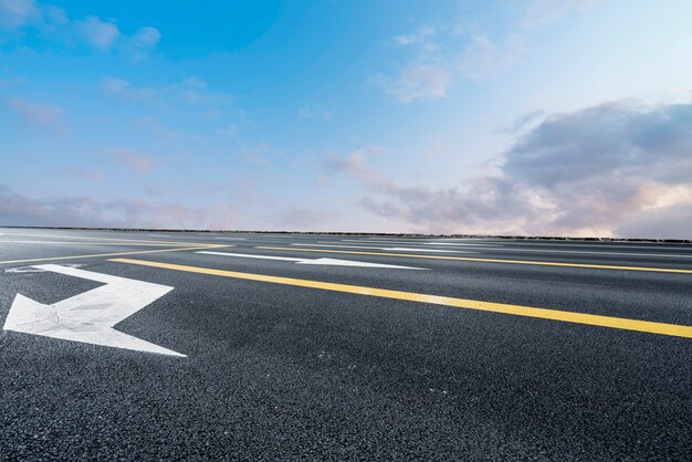 道路と空の風景