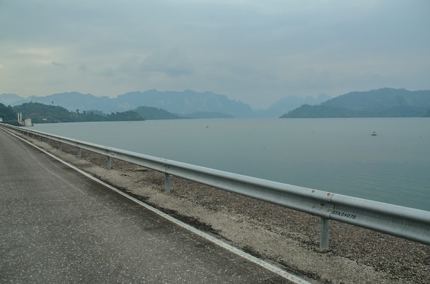 DAMの上の道路と空