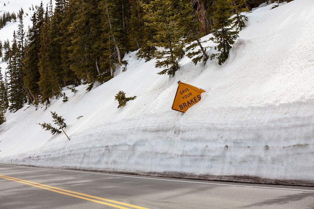 雪壁の道