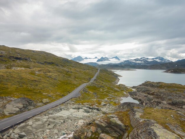 도로 눈 덮인 산 툰드라 jotunheimen