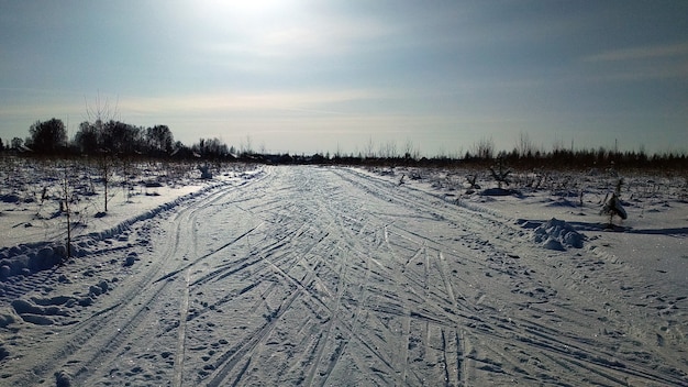 Photo road on a snowy field