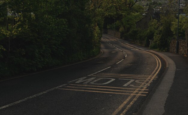 イギリスの日没時の道