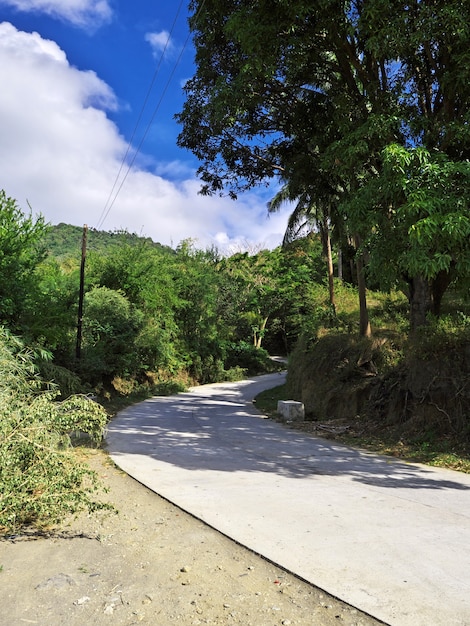 Foto la strada per il vulcano taal nelle filippine