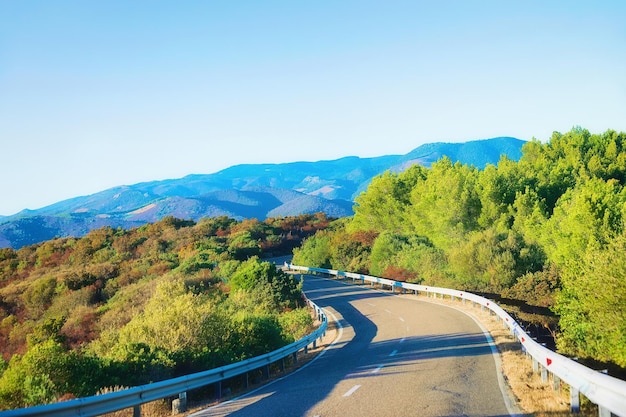 イタリア、サルデーニャ、カリャリ県のテウラーダの道路