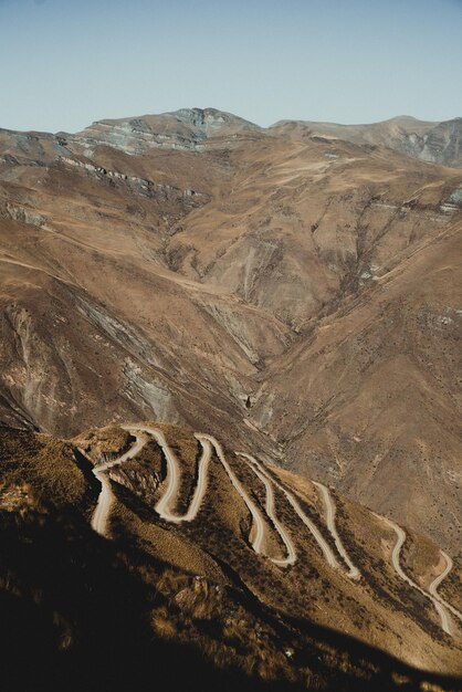 Foto la strada attraverso le montagne e le nuvole