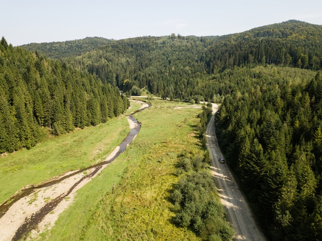 Strada attraverso le montagne e la foresta catturata dall'alto