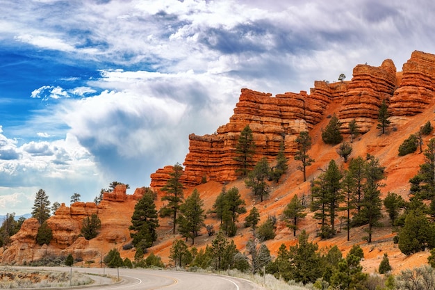 Дорога через южную Юту с знаменитыми красными скальными скалами Летний день в Соединенных Штатах