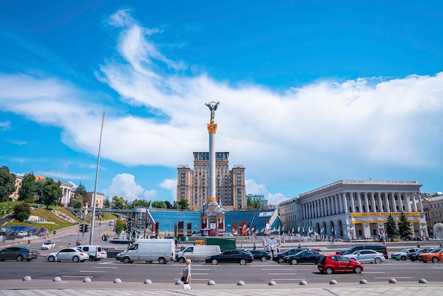 Фото Дорожное движение перед памятником независимости на площади майдан незалежницы