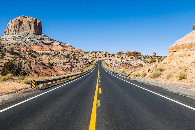 Foto viaggio su strada nel deserto dell'arizona, usa