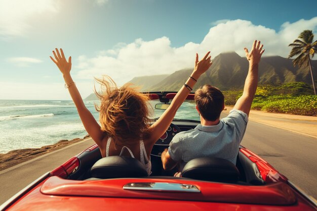 Un viaggio in auto, una vacanza, una coppia felice che guida un'auto convertibile.