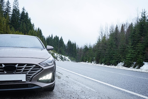 Road Trip Concept Car op een winterweg in het bos