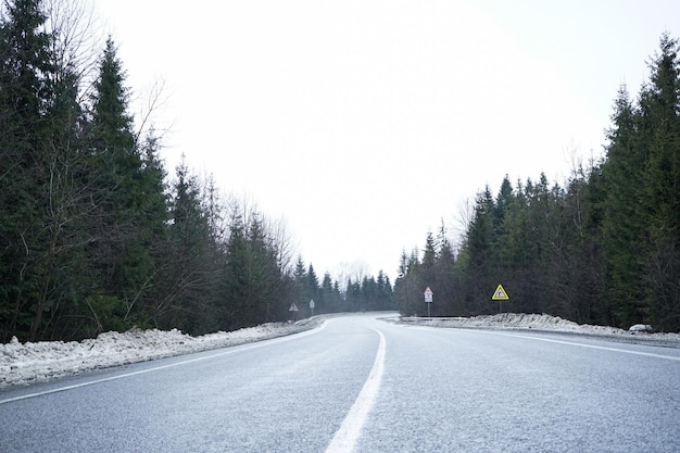 도로 여행 개념 눈 속에서 겨울 길가에 빈 시골 길 겨울 여행