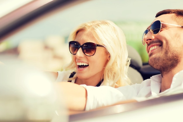 road trip, dating, vrije tijd, paar en mensen concept - gelukkige man en vrouw rijden in cabriolet auto buitenshuis