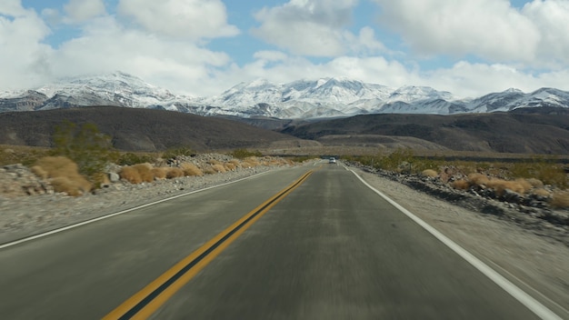 米国カリフォルニア州でのロードトリップ運転。アメリカ旅行。高速道路、山、砂漠の荒野