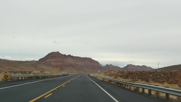 Поездка в Гранд-Каньон, штат Аризона, США, на автомобиле из Юты. Маршрут 89. Автостоп по Америке, местное путешествие, дикий запад, спокойная атмосфера индийских земель. Вид на шоссе через лобовое стекло автомобиля.