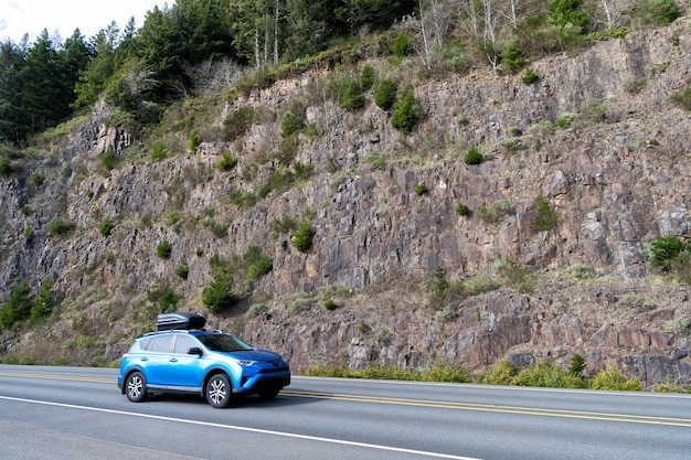 Road trip in auto langs bergmuur in Oregon, USA.