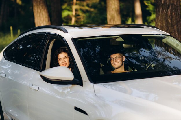 Road trip reizen dating paar en mensen concept gelukkige man en vrouw rijden in cabriolet auto buitenshuis