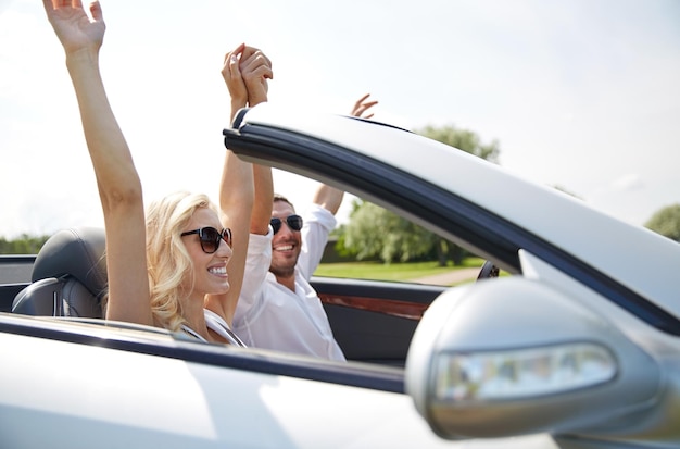 도로 여행, 여행, 데이트, 커플 및 사람들의 개념 - 야외에서 카브리올레 자동차를 운전하는 행복한 남녀