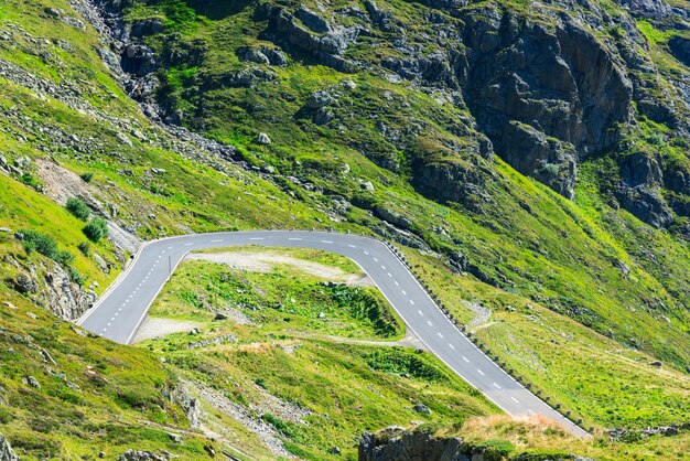 スイス山脈の道路ターン小さなGRIPショット