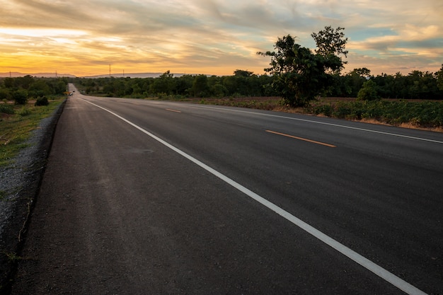 La strada nella valle al momento del tramonto concetto di vacanza e viaggio