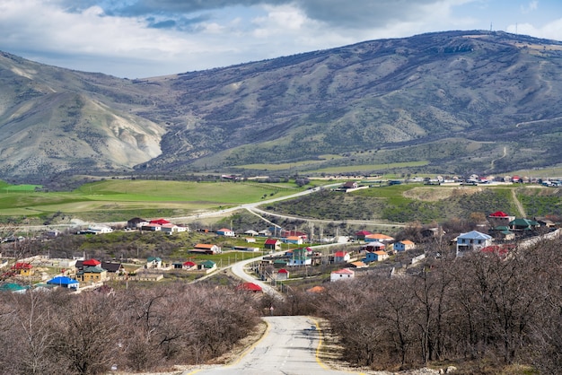 La strada per il villaggio si trova nella valle della montagna