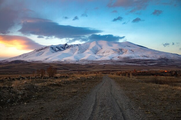 Strada con il monte ara al tramonto