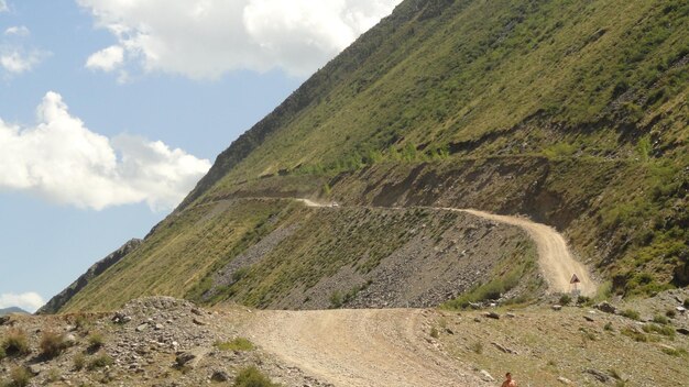 Foto una strada con poche persone su di essa