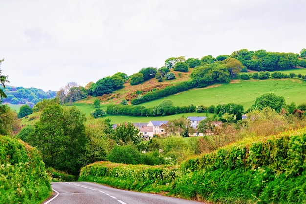 Strada con verdi colline al parco nazionale di snowdonia nel galles del nord nel regno unito.