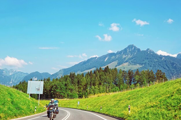 スイスのフリブール州、グリュイエール地区のプレアルプス山脈でのオートバイのある道路