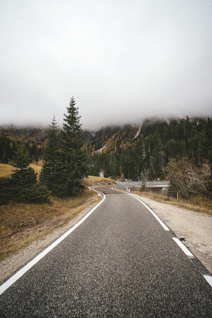 背景に山がある道路